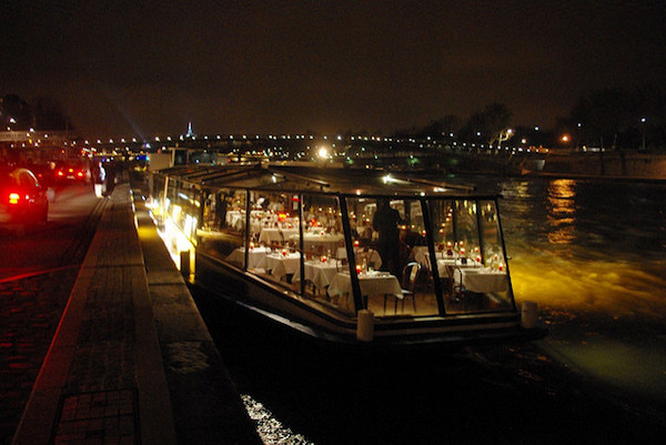 Viele Rundfahrtboote bieten eine Fahrt durch Paris mit Abendessen auch an Silvester an