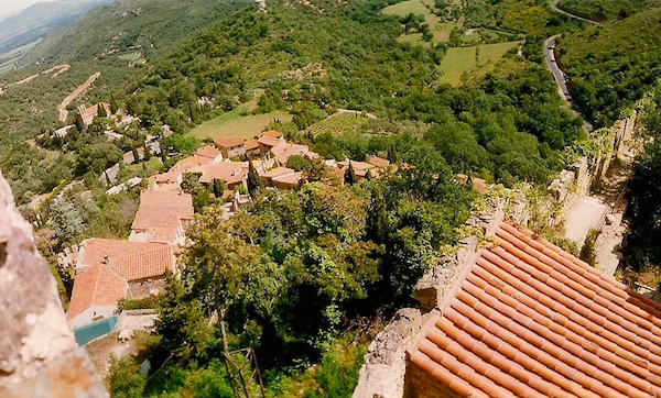 Dorf Castelnou zu Füßen einer mächtigen Burg aus dem 10. Jahrhundert