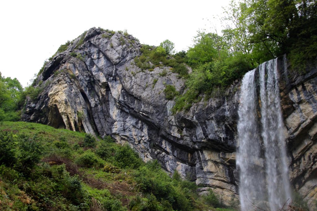 Regionales Naturpark Haut-Jura: Chapeau de Gendarme Wasserfall