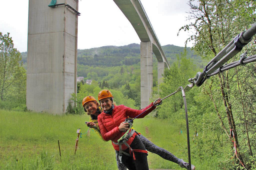 Ziplinen unter einem Viadukt - Montagnes du Jura