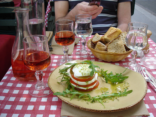 Mittagessen auf einer Terrasse in Frankreich