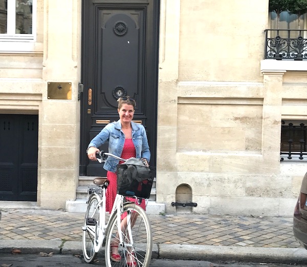 Josee vor dem Hotel La Course in Bordeaux