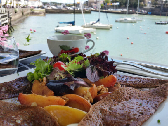 Galettes bei der Creperie La Fraiseraie am Hafen von Pornic
