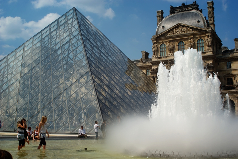 Brunnen Louvre piramide paris cc Thierry Darriet
