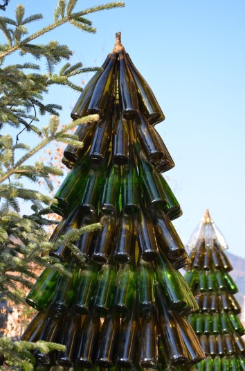 Tanenbaum mit Pinot Weinflaschen