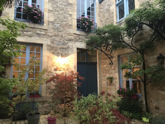 Innenhof mit japanischen Bäumen