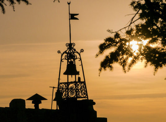 Glockenturm im Dorf Bonnieux 