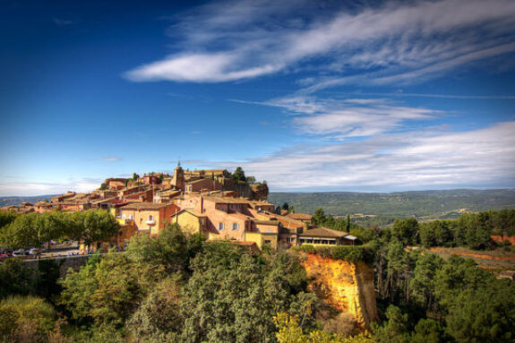 Das „Ockerstädtchen“ Roussillon (CC/Decar66)