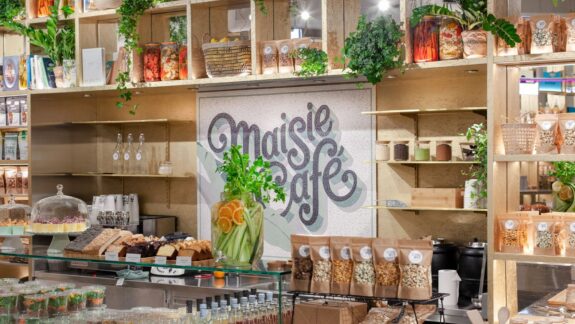 Maisie Café bei Louvre Paris
