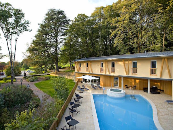 Hotel mit Schwimmbad im Jura