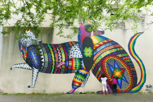 Kinder am Spielen beim Street Art in Bordeaux