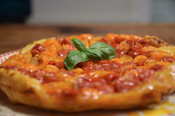 Rezept für Tarte Tatin mit gelben Tomaten und Salat