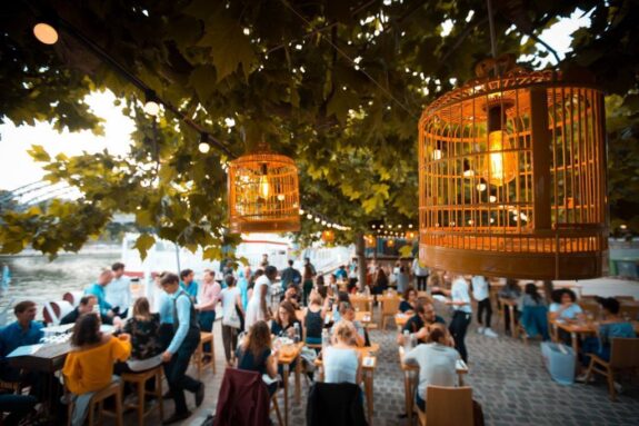 Hippe Terrasse im Sommer 2018 in Paris: La Demesure sur Seine