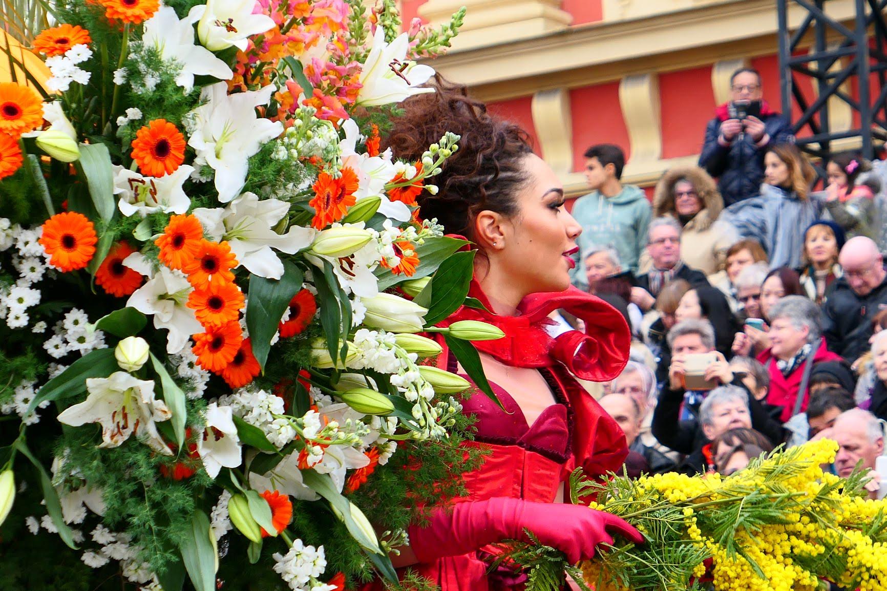 Blumen verteilen Nizza Karneval