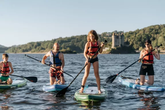 Huttopia camping aan een zoetwatermeer in Frankrijk suppen