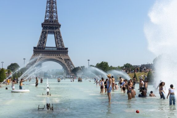 Parijs in de zomer fontein Eiffeltoren Trocadero - Paris Sommer