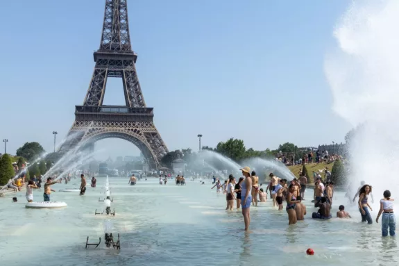 Parijs in de zomer fontein Eiffeltoren Trocadero - Paris Sommer